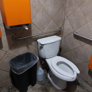 Men&apos;s restroom