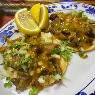 Dos Tacos Clásicos Al Pastor