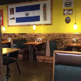 Proudly flying the flag of El Salvador. Lots of booth seating.