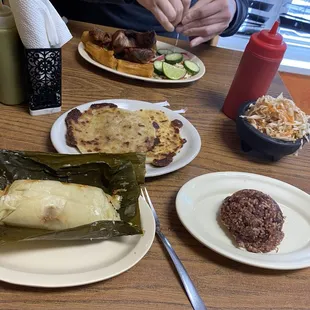 Tamal de Pollo, pupusas, yucca frita, casamiento.