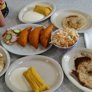 Pastelitos, pupusas, y tamales. Delicioso!