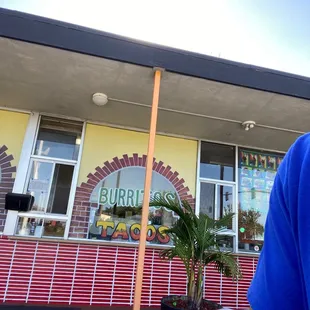 Outside waiting for my food!!!