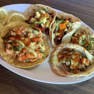 2 tacos de pollo, 2 de pastor and 1 tosada de Camaron