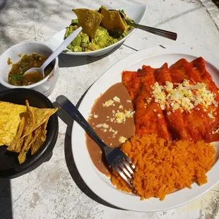 Enchiladas and order of guacamole. Que rico!