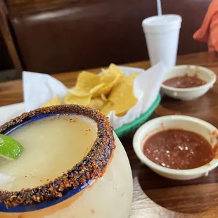 a margarita and chips
