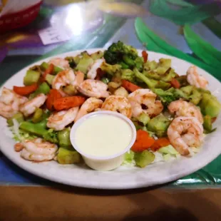 a plate of shrimp and vegetables