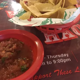 Salsa and chips. Salsa was thick and lots of garlic!  Really good.