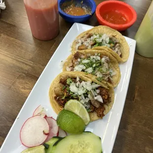 Tacos de carnitas y campechana.