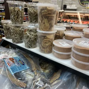 Charal y camarones secos.