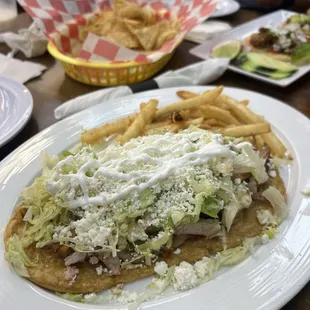 El huarache de carnitas.