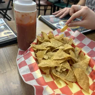 Por supuesto los totopos con salsa. Ojo con la rojo que pica.