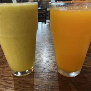 Jugo verde y jugo de naranja fresco