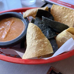Excellent chips and salsa.