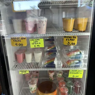 Fresas con crema, flan, gelatina, arroz con leche among other things