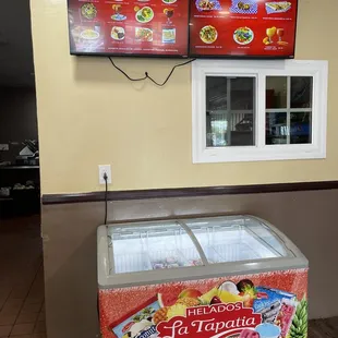 Helados &amp; pictures of food items.