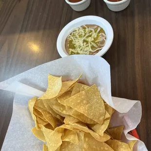 Table house chips, beans and salsa