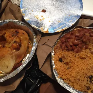 Muslo de pollo, yellow rice and beans