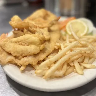 Plato Mar - fish fillet, butterfly shrimp, oysters, fries and salad
