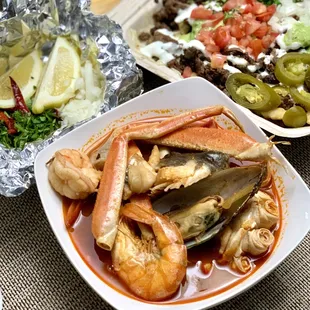 Caldo 7 Mares: seafood soup. Photo by @martiwantsmore.