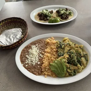 Huevos en Green Salsa Asada taco