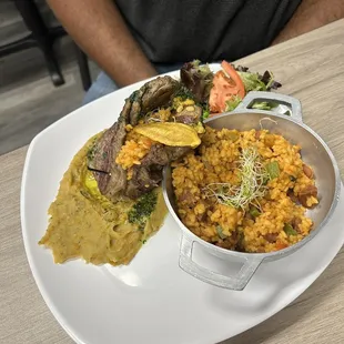 Churrasco encima de majado de vianda súper delicioso  y arroz mamposteado