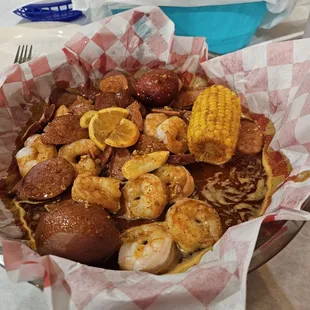Sausage and shrimp with la juicy medium sauce