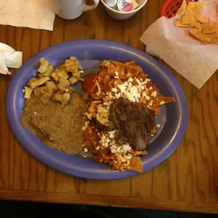 Desayuno La Justicia with red chilaquiles.