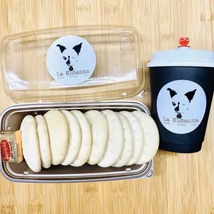 Galletas con Mantequilla y Leche con Kafé
(Kuban Crackers w/butter &amp; Kuban Koffee)