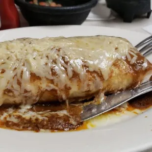 This is the burrito de pollo (mojado). Contains chicken, beans, rice, and vegetables. Cheese and enchilada sauce on the outside.