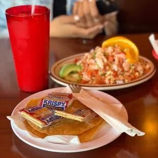 Tostada mixta de pescado y Cameron cocido con horchata