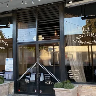 the outside of a restaurant