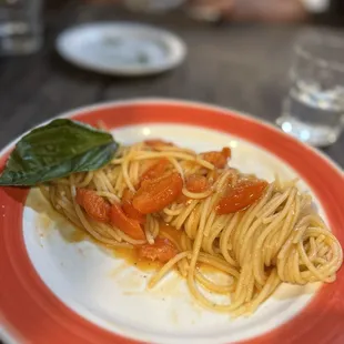 Spaghetti Al pomodoro fresco, vegan also offers GF pasta