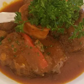Osobuco con Arroz Blanco y Choclito Peruano