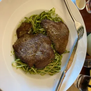 Tallarines Verdes con Bistec Apanado