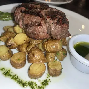 Filet mignon potatoes and asparagus