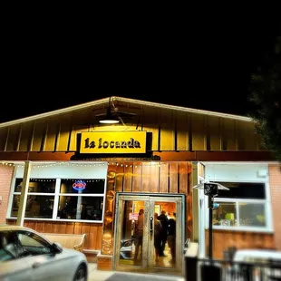 the front of a restaurant at night