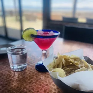 a margarita and chips