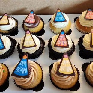 So many flavors. Funfetti, vanilla, duo swirl, peanut butter, cookies &amp; cream, chocolate, passion fruit