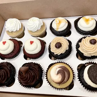 La Luna Tres Leches, Red Velvet, Chocolate, Mocha, Duo Chocolate &amp; Vanilla, Oreo Cupcakes