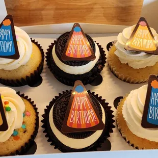 So many flavors. Funfetti, vanilla, duo swirl, peanut butter, cookies &amp; cream, chocolate, passion fruit