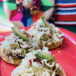 Sopes mexicanos de desherbada , queso , crema, ensalada y aguacate .