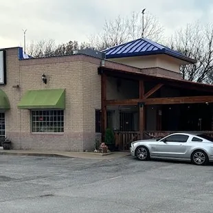 This would have been a great picture if the restaurant's silver dumpster wasn't out front.