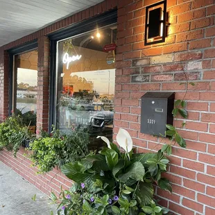 the outside of a restaurant