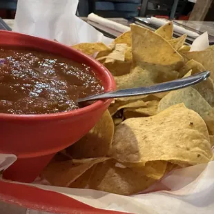 a bowl of chili and chips