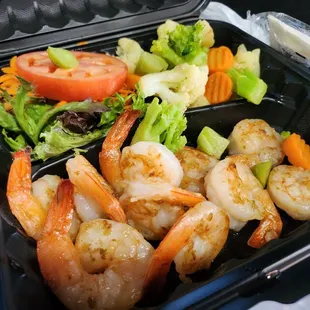 shrimp, lettuce, carrots, and salad