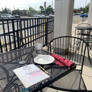 What a beautiful day! The car dealership dropped me off for the day & I found this awesome spot in front of one of my favorite restaurants!