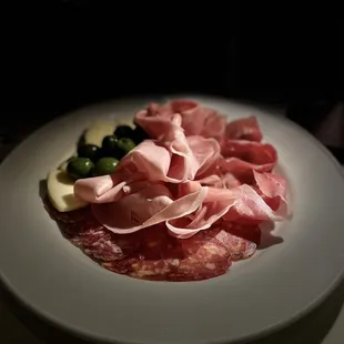 a plate of meat and olives