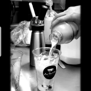 making milk tea with boba