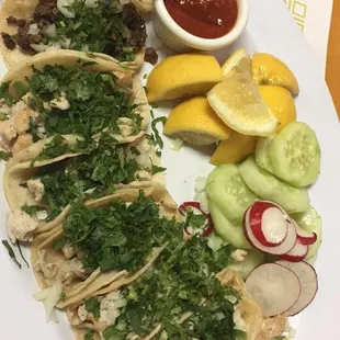 Tacos de pollo asado.