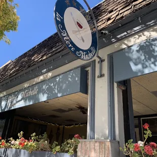 the outside of a restaurant